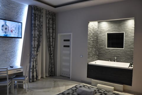 Hot Tub, Decorative detail, Bedroom