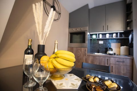 Kitchen or kitchenette, Food and drinks, Food, Drinks, minibar