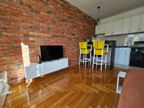 TV and multimedia, Kitchen or kitchenette, Dining area, locker, kitchen