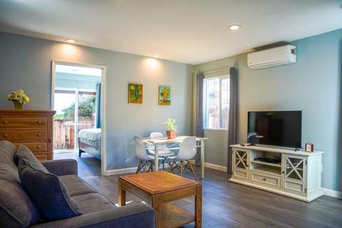 TV and multimedia, Living room, Seating area, Dining area, air conditioner