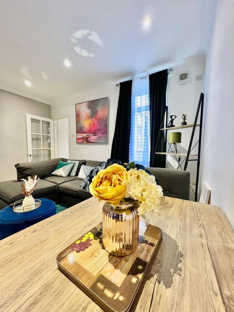 Living room, Food and drinks, Dining area