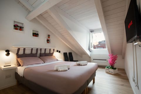 Bed, TV and multimedia, View (from property/room), Bedroom, towels, VIP, wardrobe
