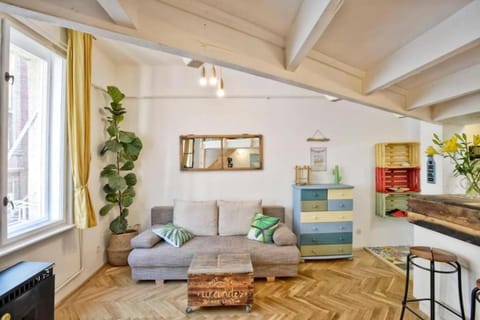 Kitchen or kitchenette, Seating area