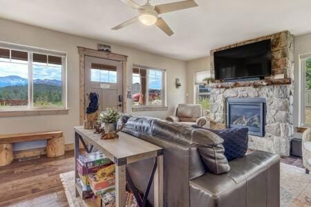 Cabin~Views~Heart of Town~W&D~Fireplace~Kitchen Cabin in Woodland Park