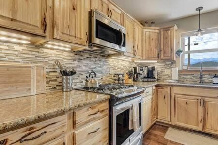 Cabin~Views~Heart of Town~W&D~Fireplace~Kitchen Cabin in Woodland Park