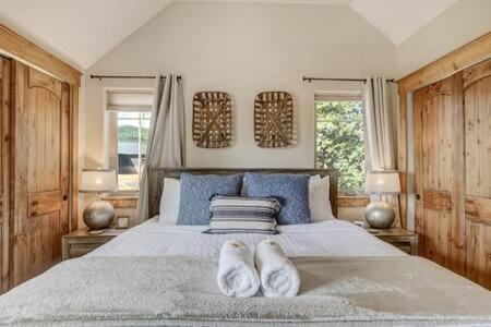 Cabin~Views~Heart of Town~W&D~Fireplace~Kitchen Cabin in Woodland Park