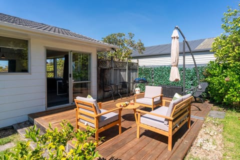 Property building, Patio, Spring, Day, Garden, Seating area, Garden view, sunbed