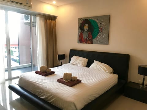Bed, Bedroom, towels