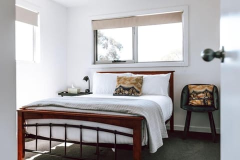 Cozy House Close to Town with Views of the Bay House in St Helens