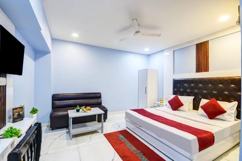 Bed, TV and multimedia, Living room, Seating area, Bedroom