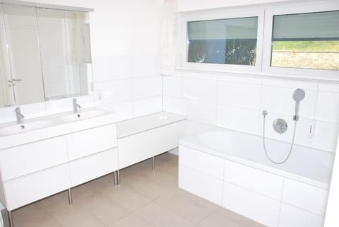 2,5 Zi Wohnung 80 qm, ggü Uni ENC - Hubi Apartment in Siegen