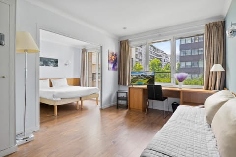 Grand appartement avec balcon - Proche Parc des Expo - Parking Privée Apartment in Issy-les-Moulineaux