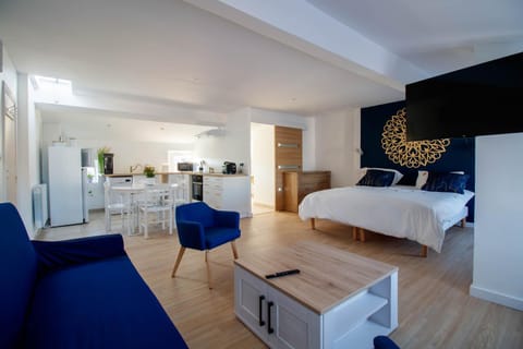 Kitchen or kitchenette, Photo of the whole room, Seating area