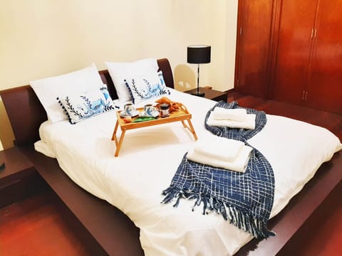 Bed, Food and drinks, Photo of the whole room, Bedroom, Food, towels