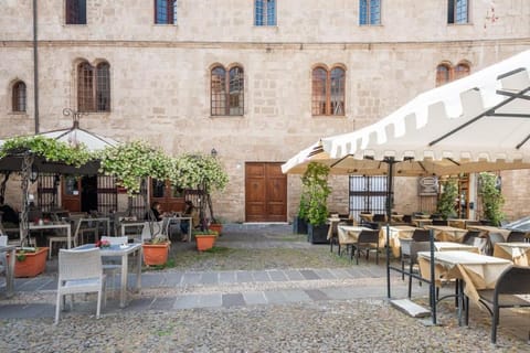 Property building, Restaurant/places to eat