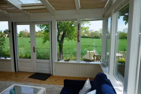 Photo of the whole room, Garden view