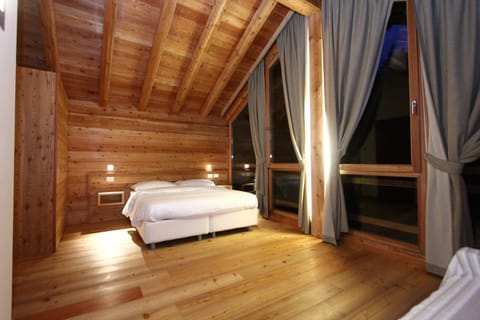 Night, Photo of the whole room