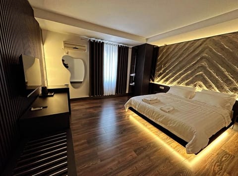 Bed, TV and multimedia, Bedroom, wardrobe, air conditioner