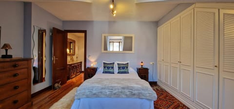 Bed, Photo of the whole room, Bedroom, wardrobe