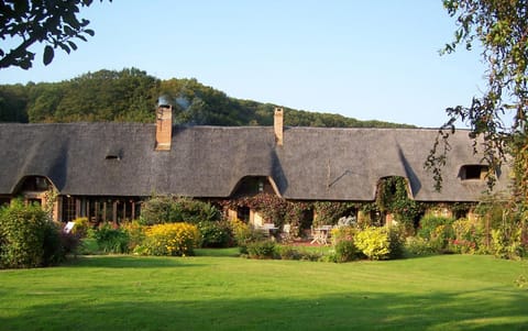 Property building, Facade/entrance, Natural landscape, Garden, Garden view