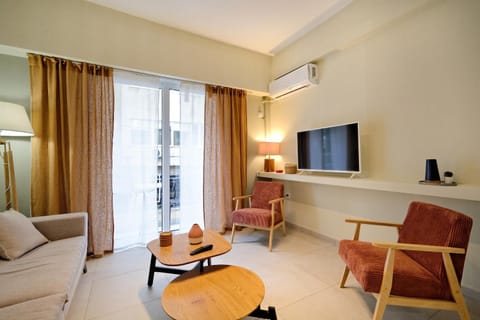 Communal lounge/ TV room, TV and multimedia, Living room, Seating area, Evening entertainment, air conditioner