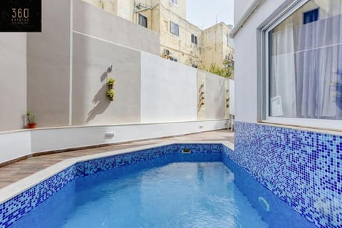Day, Swimming pool