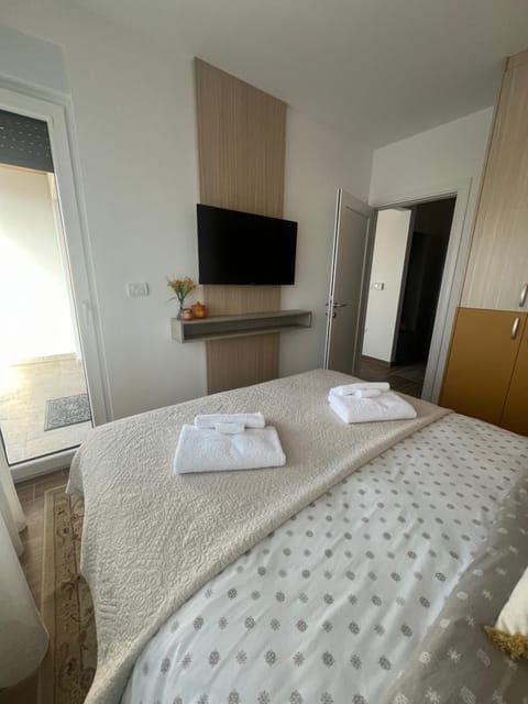 Bed, TV and multimedia, Photo of the whole room, Bedroom, towels