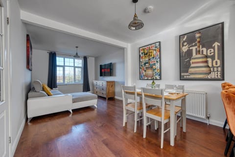 2 Bedroom Bungalow with Garden and Parking Apartment in England