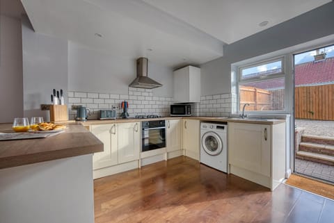 2 Bedroom Bungalow with Garden and Parking Apartment in England