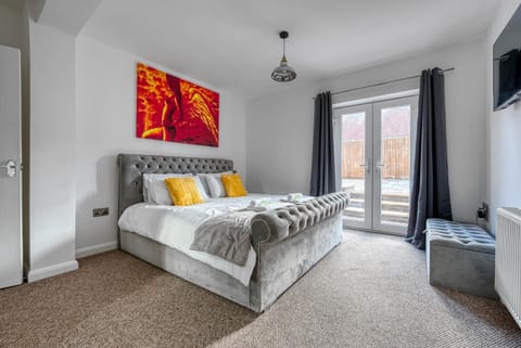 2 Bedroom Bungalow with Garden and Parking Apartment in England