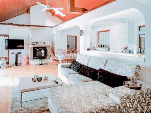 Communal lounge/ TV room, TV and multimedia, Living room, Seating area, Evening entertainment