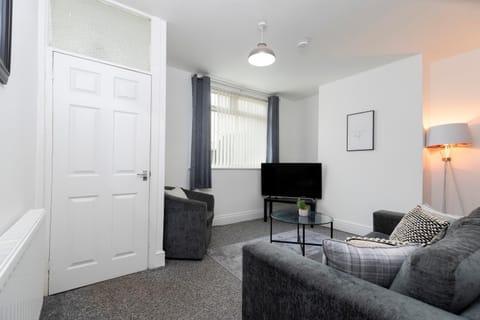 Quiet and comfy house with 2 bedrooms and 2 bathrooms super fast WiFi and crisp hotel standard white linen hosted by Our Home Short Stays Apartment in Darlington