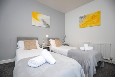 Quiet and comfy house with 2 bedrooms and 2 bathrooms super fast WiFi and crisp hotel standard white linen hosted by Our Home Short Stays Apartment in Darlington