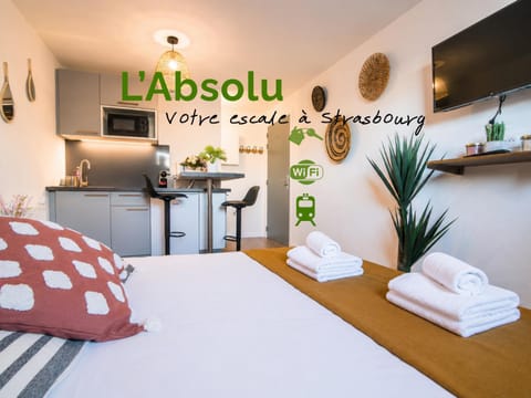 Property building, Bed, TV and multimedia, Kitchen or kitchenette, Photo of the whole room, Bedroom, Text overlay, towels