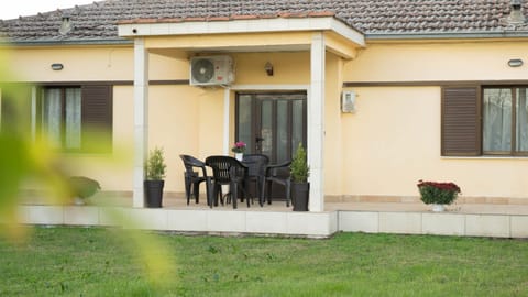 Property building, Patio, Day, Garden, View (from property/room), Balcony/Terrace, Living room, Seating area, Dining area, Garden view