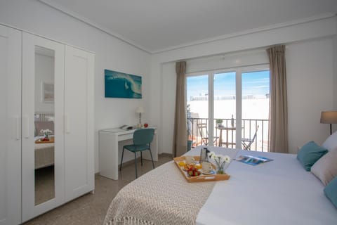 Bed, Photo of the whole room, Seating area, Bedroom