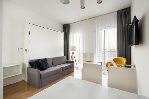 Communal lounge/ TV room, Bed, TV and multimedia, Living room, Photo of the whole room, Seating area, Evening entertainment, Bedroom