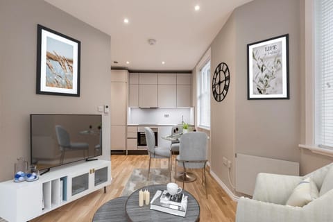TV and multimedia, Kitchen or kitchenette, Living room, Seating area, Dining area