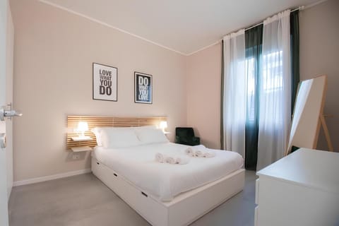 Bed, Photo of the whole room, towels, air conditioner