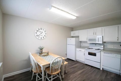 2 Br Apt w Fast Wi-fi # 1209 Apartment in Gulfport