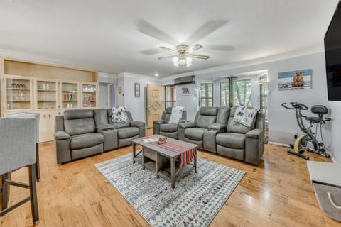 Ruidoso Cabin with Hot Tub about 2 Mi to Grindstone Lake Cabin in Ruidoso