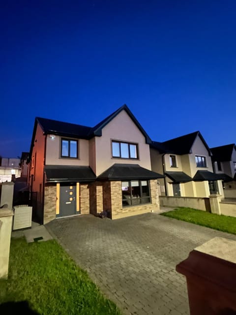 1 luxurious room in family home Vacation rental in Killarney