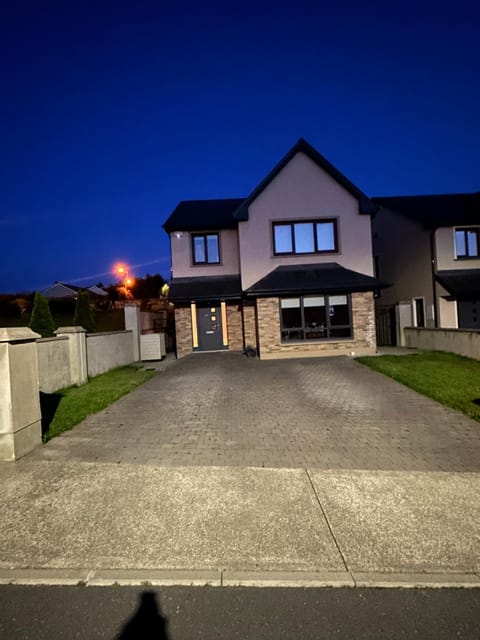 1 luxurious room in family home Vacation rental in Killarney