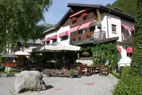 Property building, Patio, People, Garden, Solarium, Balcony/Terrace
