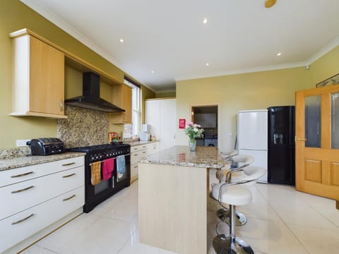 Dining area, pet friendly, stove, kitchen