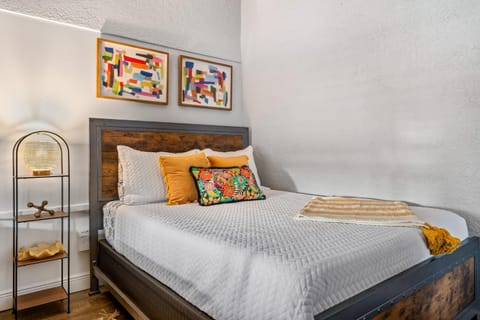 Tropical Oasis- Pickleball, Pool, Hot Tub- 15 min to beach House in West Melbourne