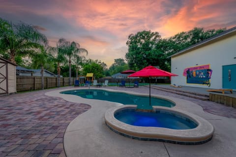 Tropical Oasis- Pickleball, Pool, Hot Tub- 15 min to beach House in West Melbourne