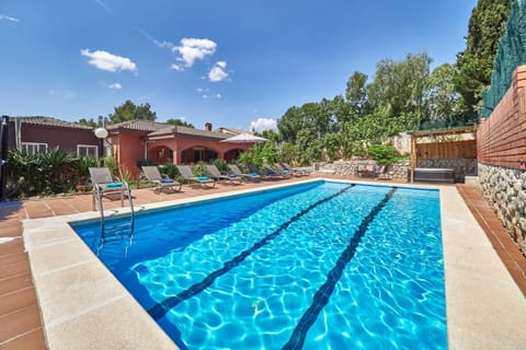 Property building, Day, Pool view, Swimming pool, sunbed