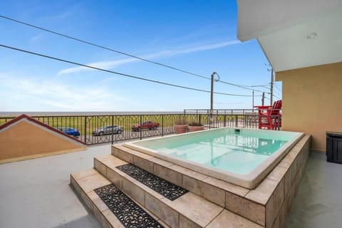 Lakefront 3BR w Balconies Near French Qtr House in New Orleans