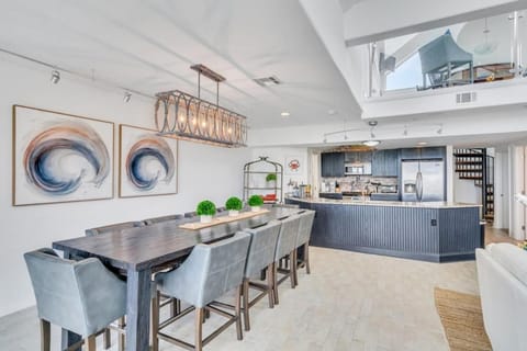 Lakefront 3BR w Balconies Near French Qtr House in New Orleans